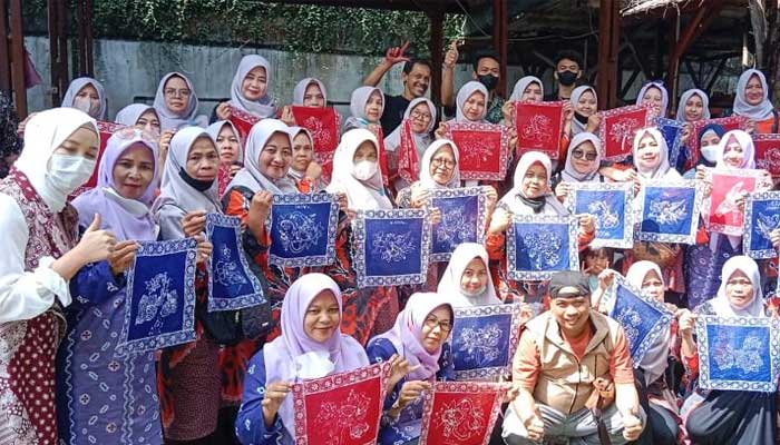 PKK Desa Kebonpedes Membatik