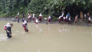 Pelajar di Sukabumi Bertaruh Nyawa Melintasi Sungai Citalahab