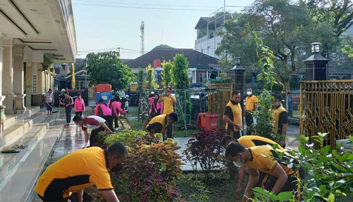 Polsek Cicurug Bersih Masjid