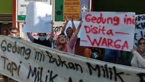 Warga Cileungsi Bogor Demo Sekolah