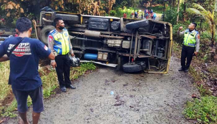 Truk terguling di Parungkuda Sukabumi