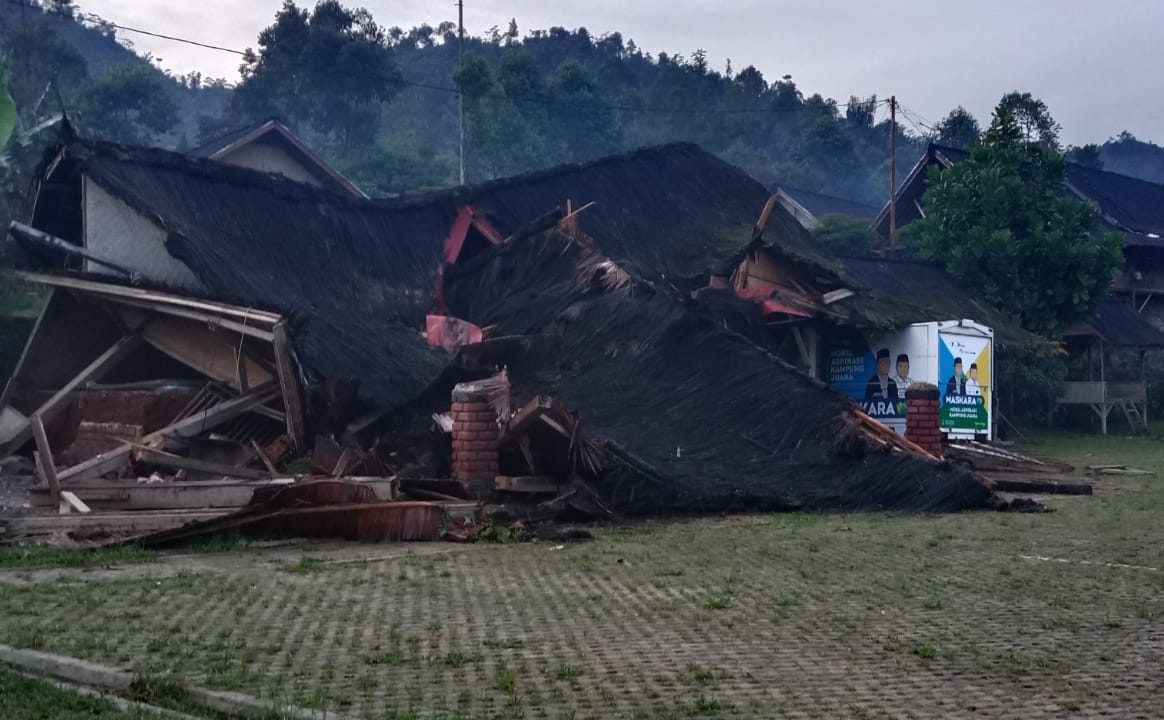Satu Bangunan di Kasepuhan Cipta Mulya Desa Sina resmi Kecamatan Cisolok ambruk