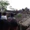 Sejumlah warga pada saat melakukan evakuasi pohon tumbang di Kampung