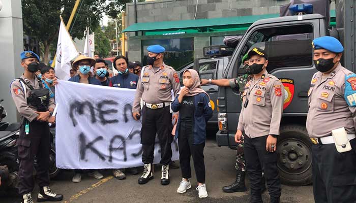 aksi demo di Halaman Gedung Kejari Kota Sukabumi
