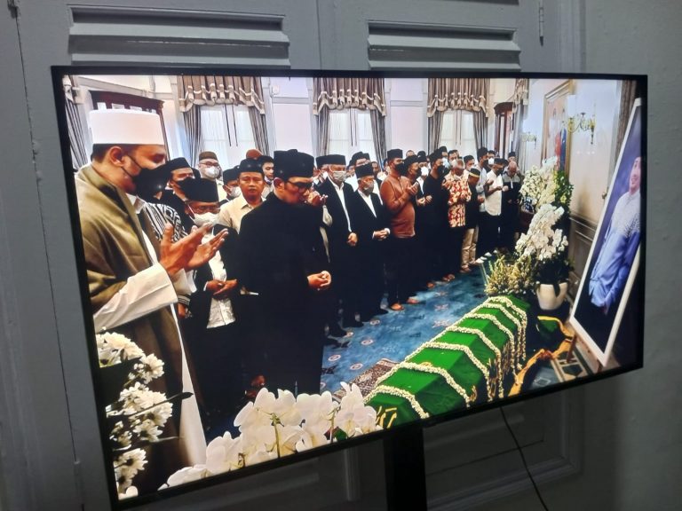 Ridwan Kamil bersama keluarga dan tamu undangan pada saat mendoakan Jenazah Emmeril Kahn Mumtadz