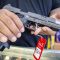 Seorang pekerja memegang pistol di
