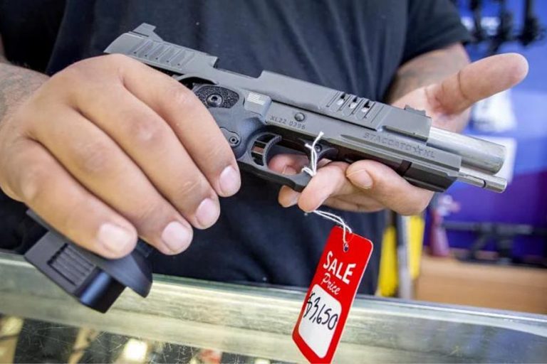 Seorang pekerja memegang pistol di