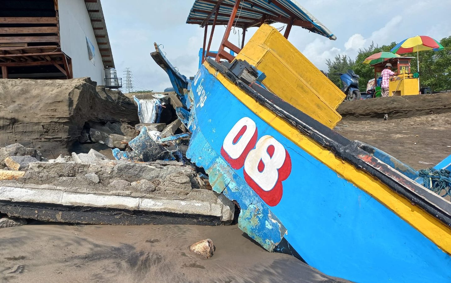 Kondisi Perahu Congkreng rusak di Pantai Batu Bintang Cipatuguran, Desa Jayanti, Kecamatan Palabuhanratu