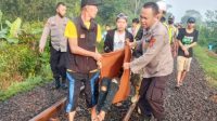 Petugas Poslek Kebonpedes, Polres Sukabumi saat melakukan evakuasi Muhamad Akbar Aturmudi