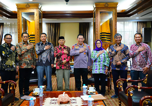 Kapolri Jenderal Listyo Sigit Prabowo (lima dari kiri) bersama