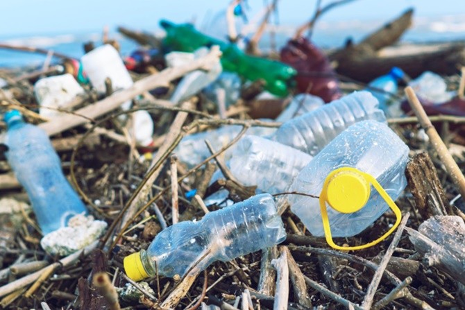 Sampah plastik di perairan laut