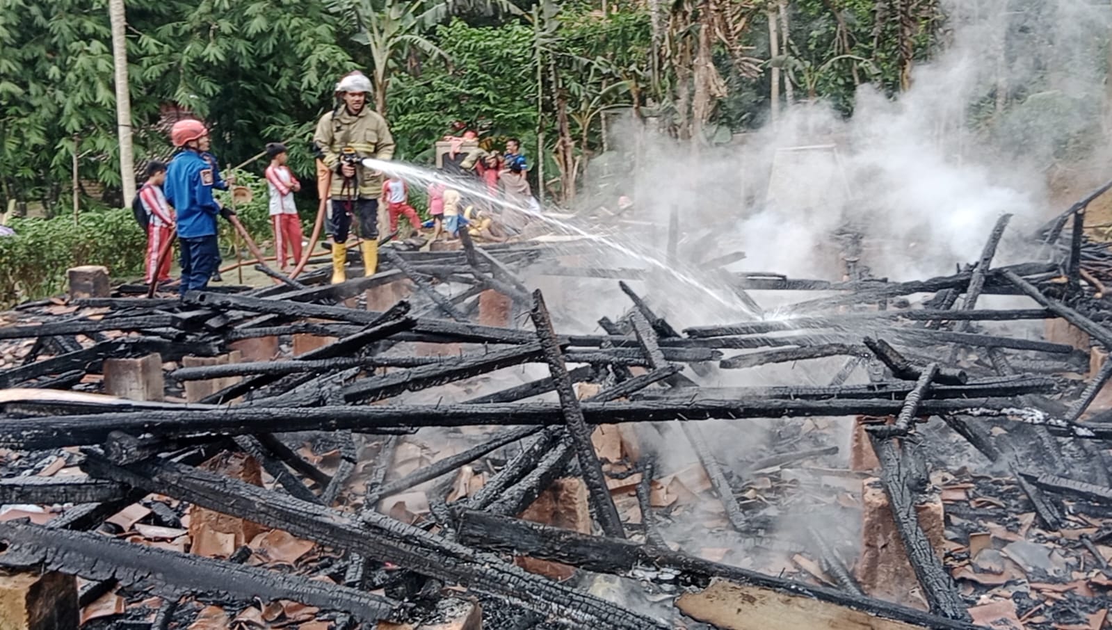 Kondisi rumah warga di Kampung Cikadu dua, RT 3, RW 04, Desa Padajaya, Kecamatan Jampang Kulon, Kabupaten Sukabumi terbakar.