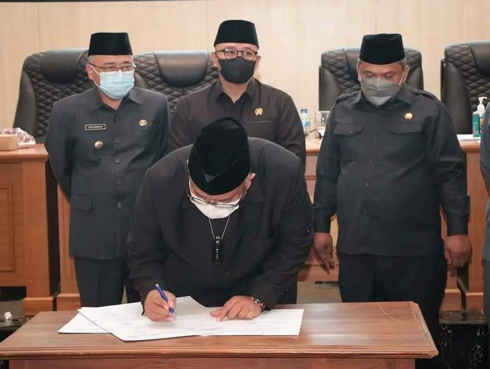 Bupati Kabupaten Sukabumi saat melakukan penandatangan berita acara pengesahan Raperda
