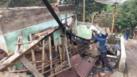 Suasana rumah warga terbakar di Kampung Gadog, Desa/ Cikakak, Kabupaten Sukabumi