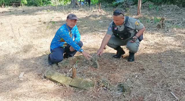 Nisan Makam kuno yang ditemukan di area TPU Dumuskadu, Kampung Ciloa Tangkolo, Desa Purwasedar Kecamatan Ciracap,