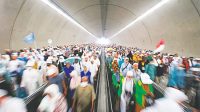 Jemaah haji dari berbagai negara di terowongan Mina.