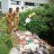 Plt Camat Parakansalak, Deden Sumpena saat meninjau tumpukan sampah