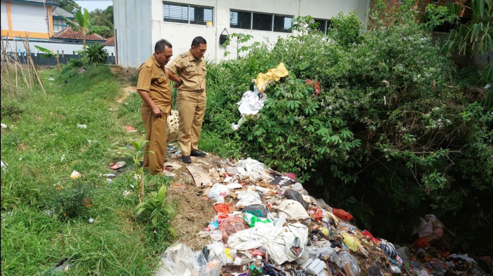 Plt Camat Parakansalak, Deden Sumpena saat meninjau tumpukan sampah