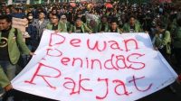 Aksi mahasiswa di depan gedung DPR RI menolak sejumlah