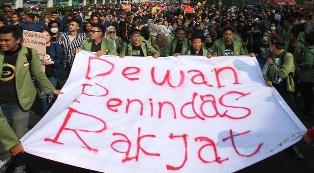 Aksi mahasiswa di depan gedung DPR RI menolak sejumlah