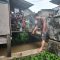 Salah seorang warga Gang Sumberjaya RT6/2, Kelurahan/Kecamatan Citamiang, saat menunjukan lokasi warga tenggelam