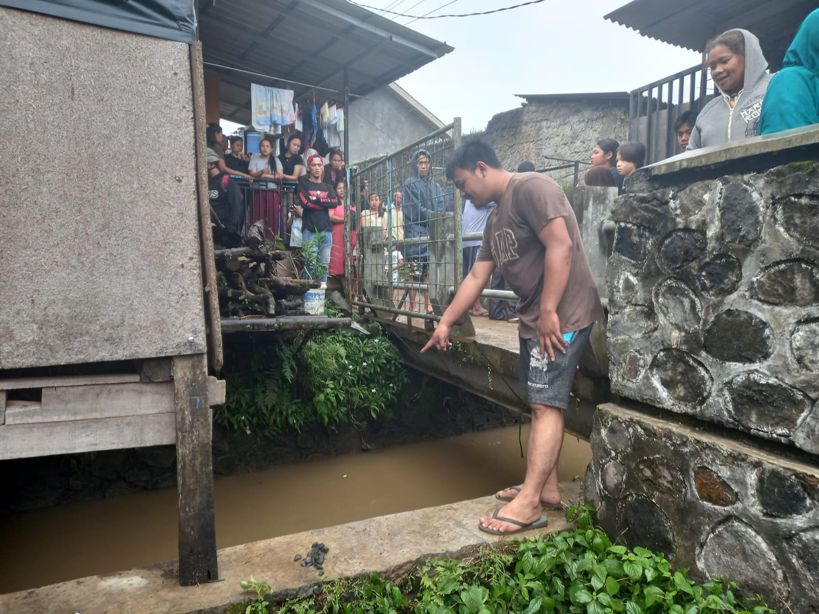 Salah seorang warga Gang Sumberjaya RT6/2, Kelurahan/Kecamatan Citamiang, saat menunjukan lokasi warga tenggelam