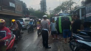 Truk Aqua di Sukabumi Senggol Truk Pasir Hingga Terguling, Begini Kronologisnya