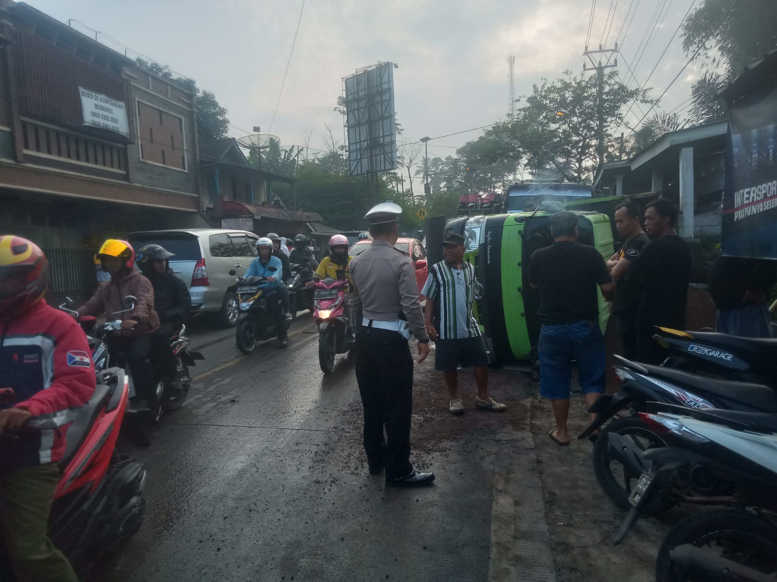 lokasi truk terguling di Jalan raya nasional Sukabumi-Cianjur