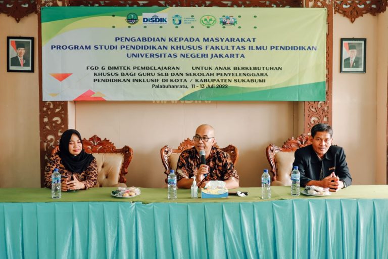 Suasana saat puluhan guru mendengarkan