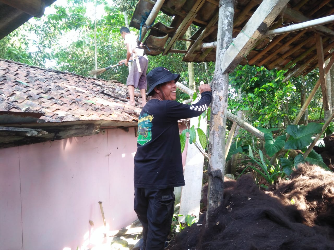 Kondisi rumah warga kampung Cikaung, Desa Sukatani, Kecamatan Parakansalak,
