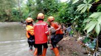 Sejumlah relawan pada saat evakuasi salah seorang warga Gang Sumberjaya