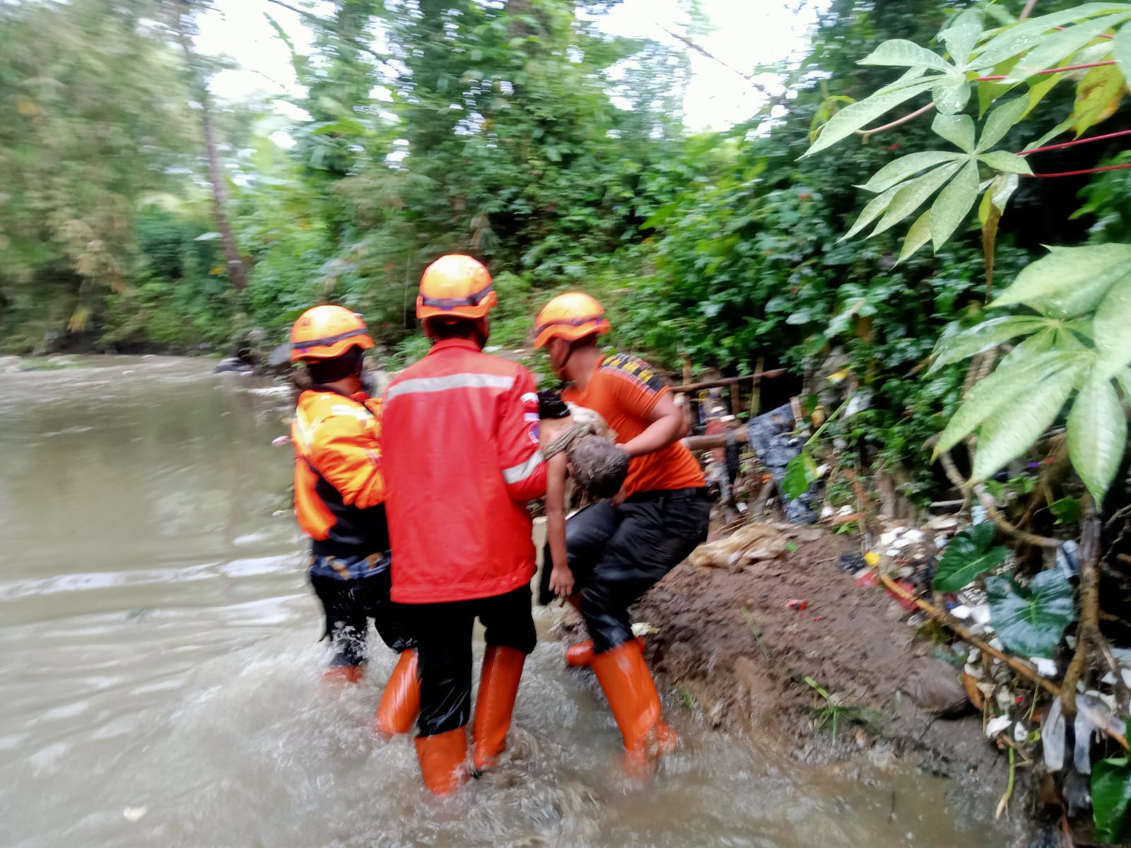 Sejumlah relawan pada saat evakuasi salah seorang warga Gang Sumberjaya