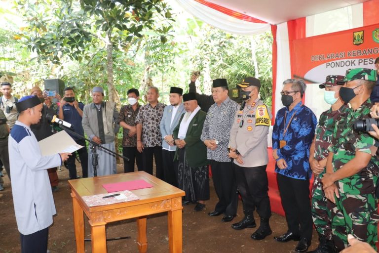 pondok pesantren (Ponpes) Khilafatul Muslimin di Kampung Cihuni, Desa/Kecamatan Cikembar