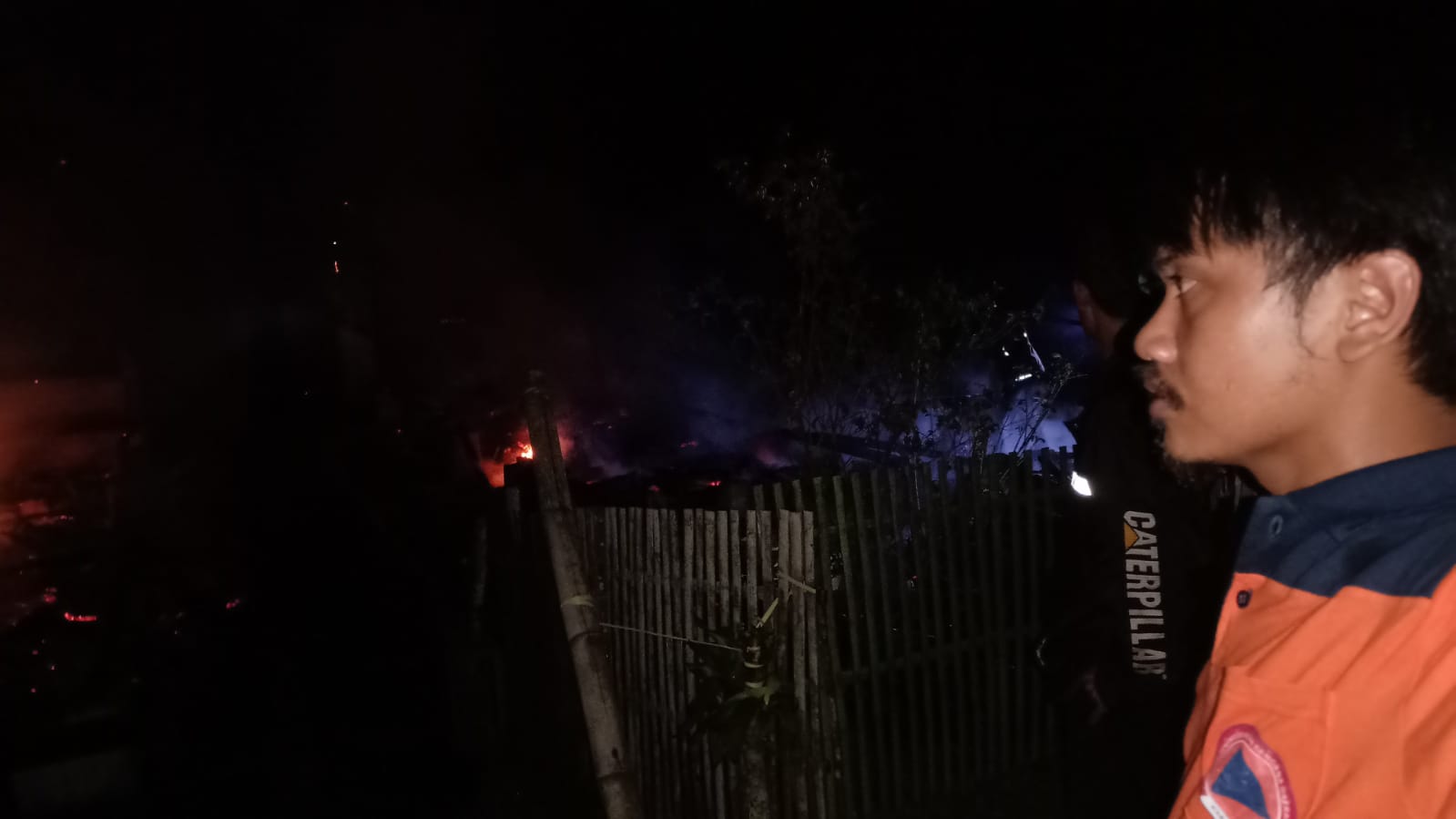 Petugas Penanggulangan Bencana Kecamatan (P2BK) Jampangkulon Muhammad Iqbal  pada saat melakukan penanganan di lokasi kejadian.