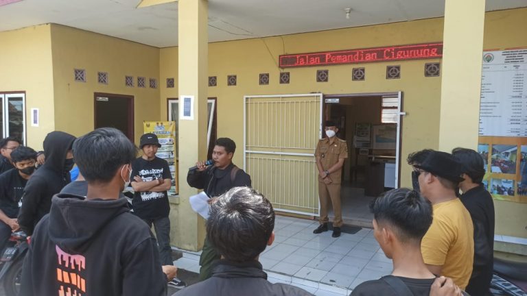 Puluhan warga dari Alinasi Warga Desa Sukaresmi (AWDS), saat melakukan unuk rasa di kantor Desa