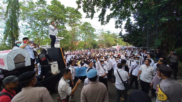 Seribuan nakes honorer Sukabumi saat melakukan aksi