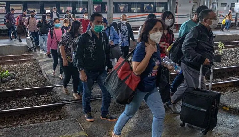 Penumpang kereta api dari Jakarta tiba di Stasiun Tawang,