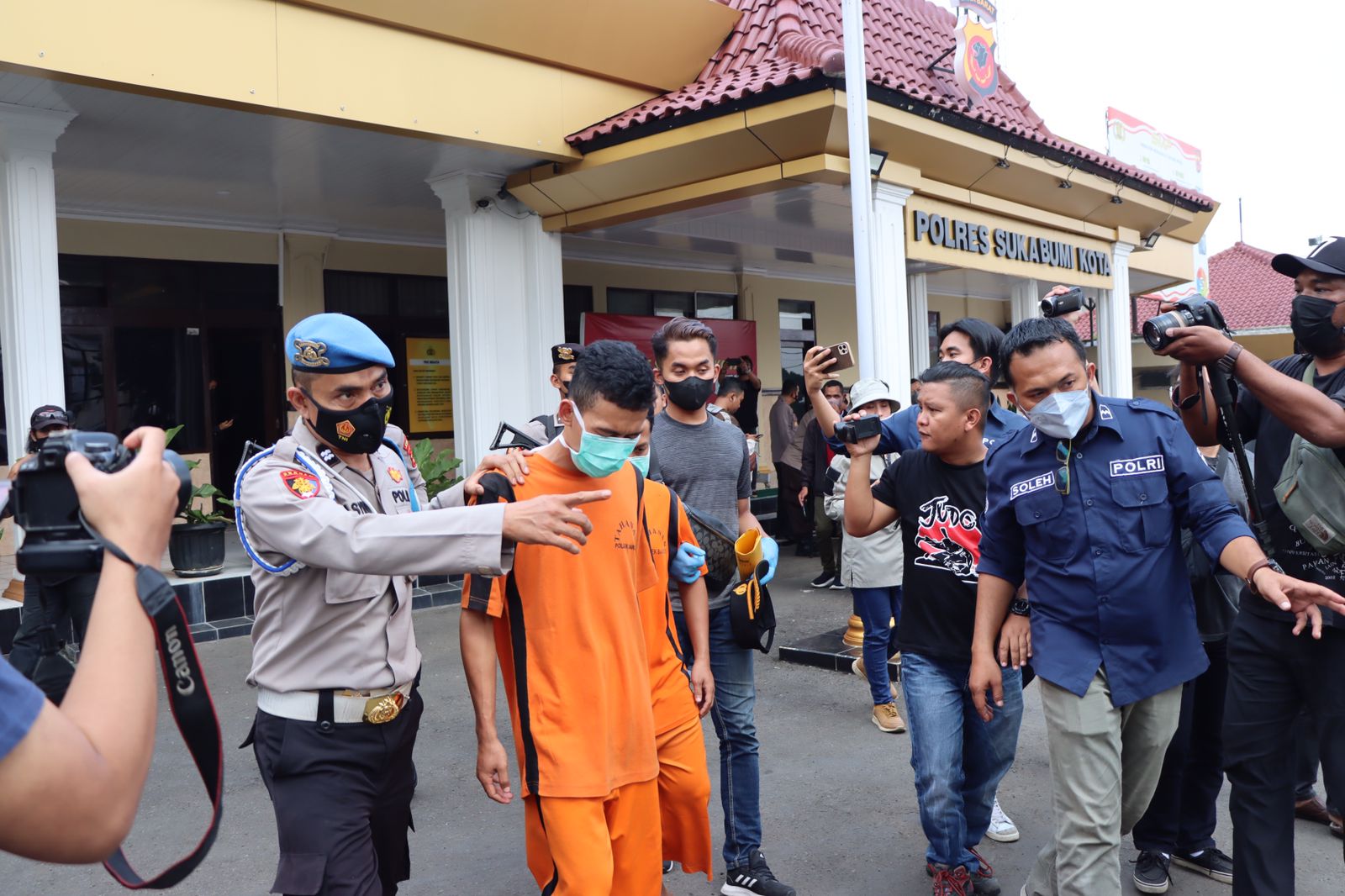 Kapolres Sukabumi Kota saat memperlihatkan barang bukti