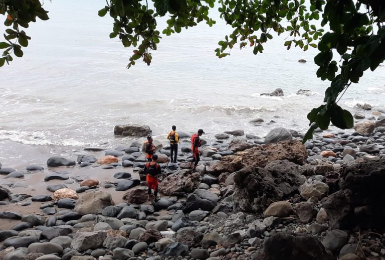 Tim SAR Gabungan saat melakukan pencarian korban Apit Supiana