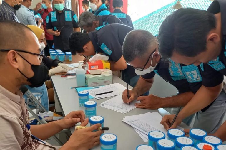 Sejumlah petugas Lapas Kelas IIB Sukabumi saat mengikuti tes urine