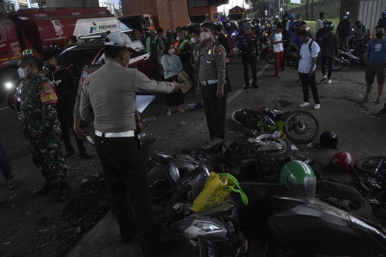 Mobil truk pertamina mengalami kecelakaan yang melibatkan 10 kendaraan