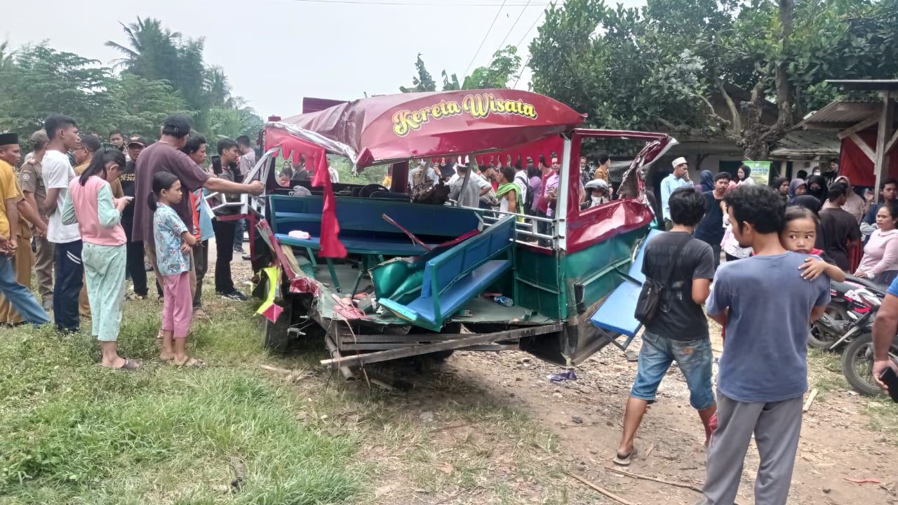 Kondisi odong-odong yang ditabrak kereta