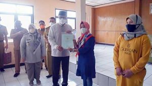 BPN Kota Sukabumi Serahkan Sertifikat PTSL, Walikota Minta Dijaga Dengan Baik