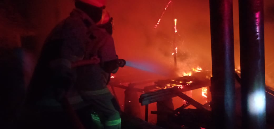 Petugas damkar saat memadamkan api yang membakar