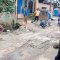 Warga saat memperbaiki jalan rusak, tepatnnya di Jalan Raya