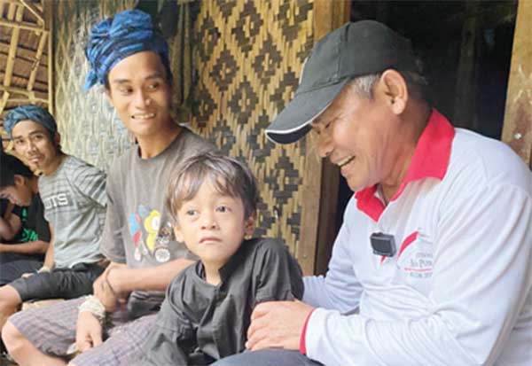 Hazairin Sitepu saat berbincang dengan warga Baduy Luar