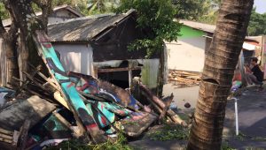 Suasana diding vagian dapur rumah warga di Kampung Rawakalong Cipatuguran ambruk setelah diterjang ombak