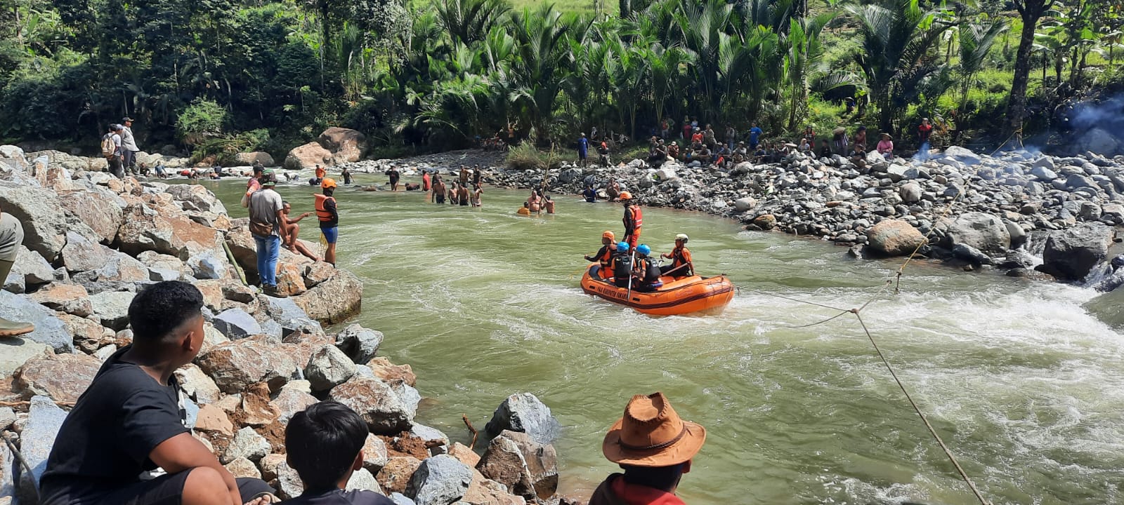 Tim Sar Gabungan saat lakukan operasi Sar di sungai Cibareno, Desa Gunung Karamat, Kecamatan Cisolok, Kabupaten Sukabumi