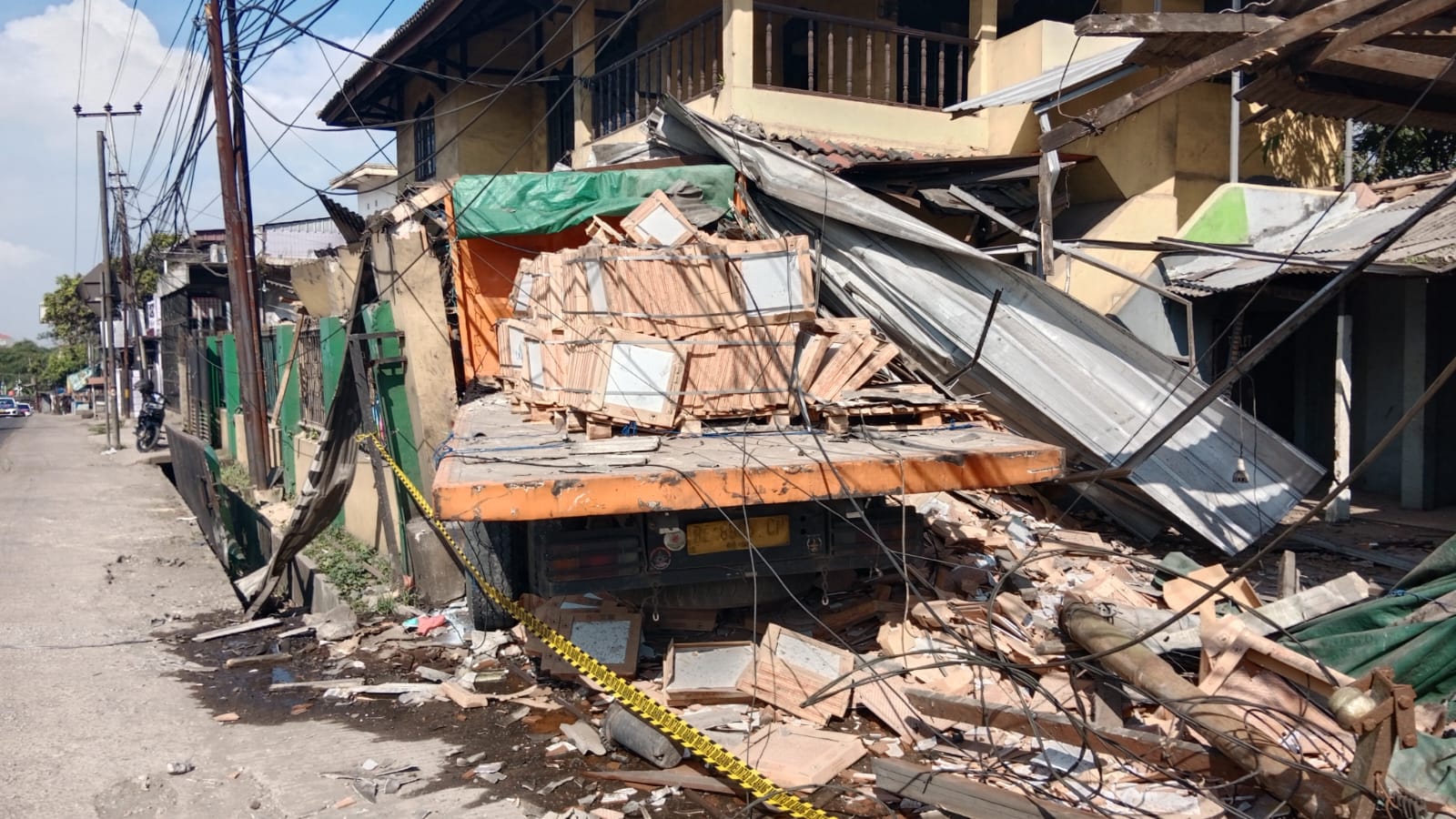 Kondisi rumah warga Cicurug Kabupaten Sukabumi yang rusak akibat di tabrak Truk.