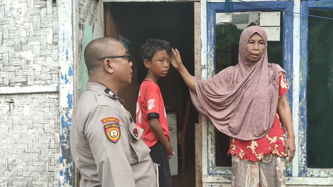 Anggota Polsek Cibeber saat mendatangi kediaman MR